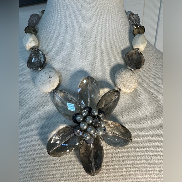 Large chunky smoky gray flower and bead necklace - Picture 2 of 7